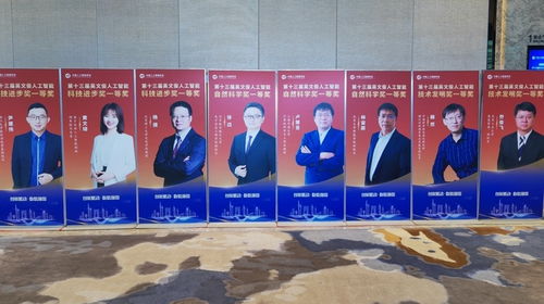 国产大形机器人迈向实用化 进工厂贴车标，入家庭叠衣服，全国首开专项赛推动家政服务革新